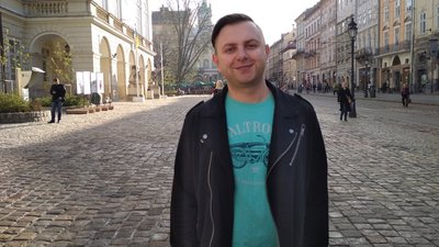 У Львові громадський активіст виступив на захист високих зарплат Садового і Ко