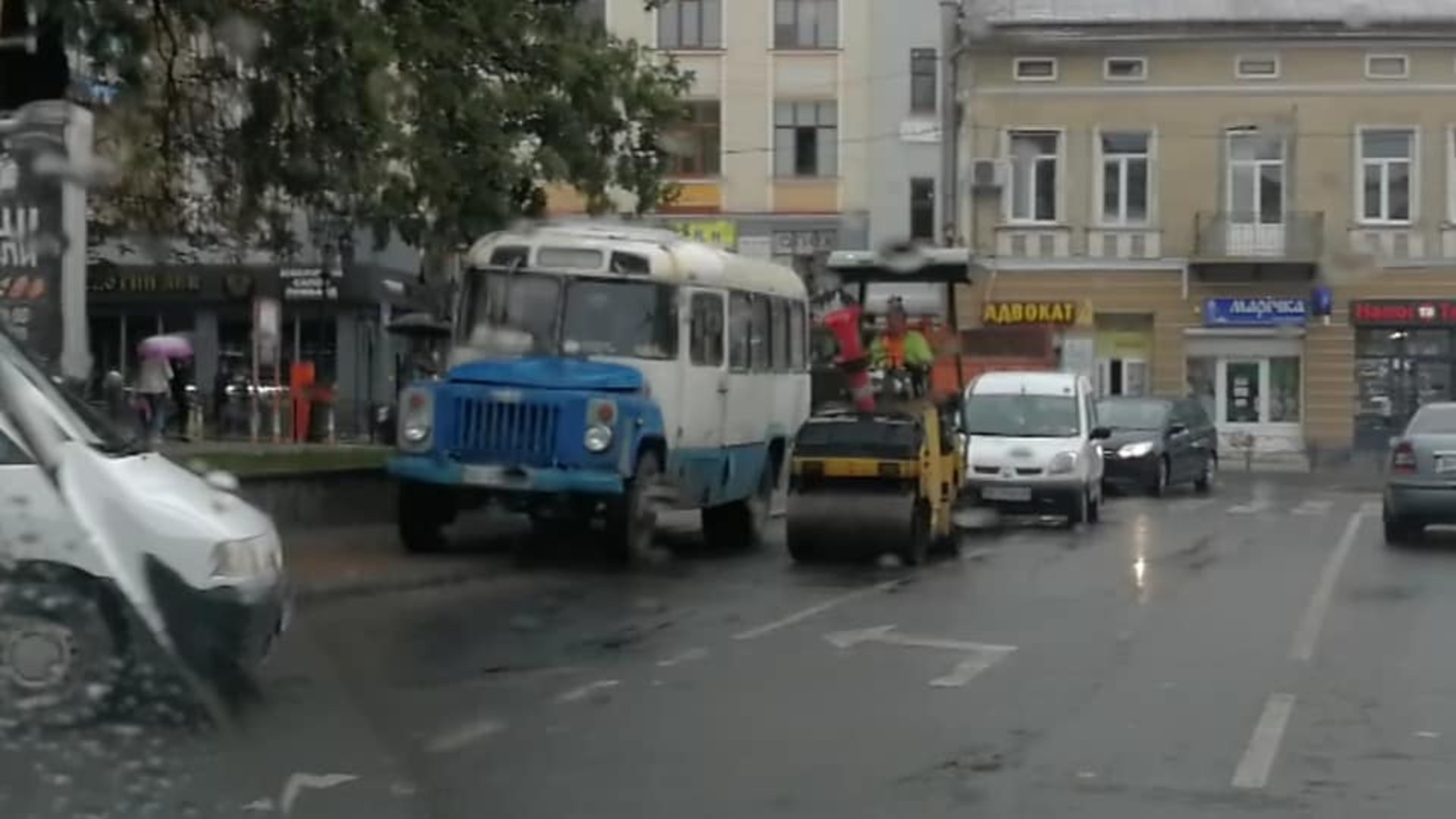 У Дрогобичі під час дощу ремонтують дорогу, фото Юра Марків