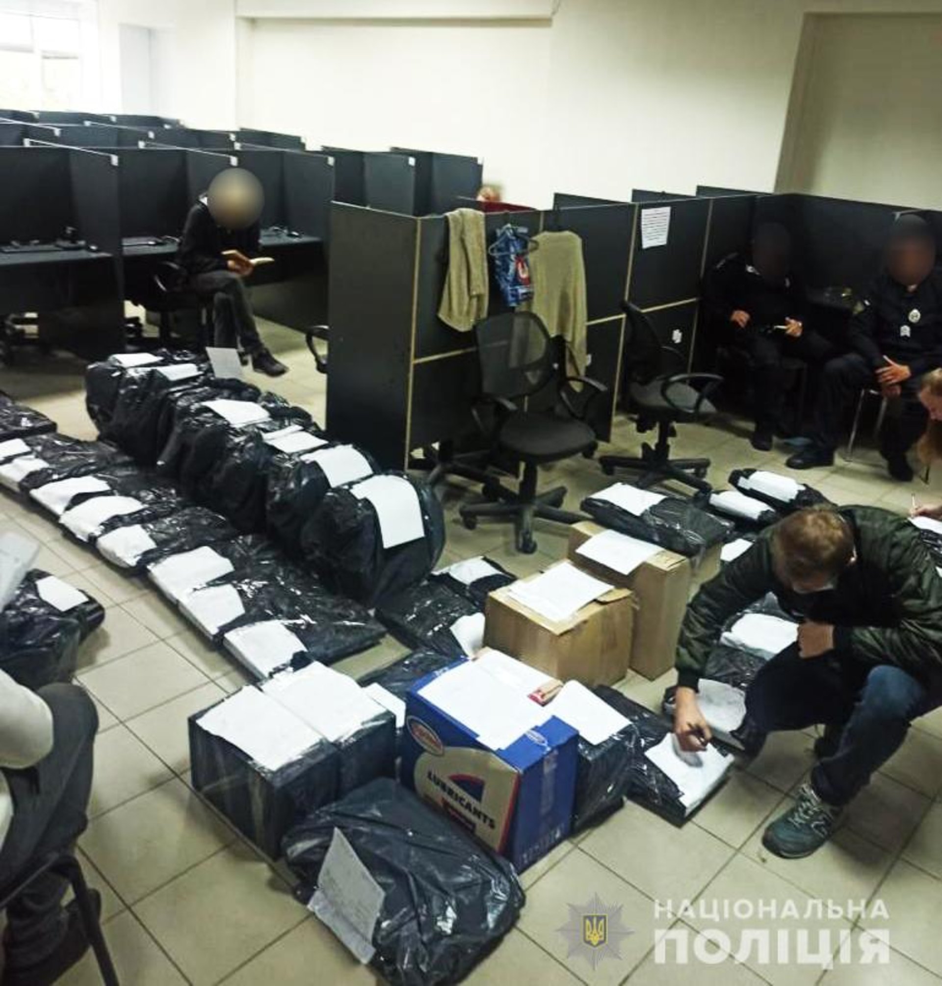 Поліція накрила шахрайський call-центр в офісі Миколаєва