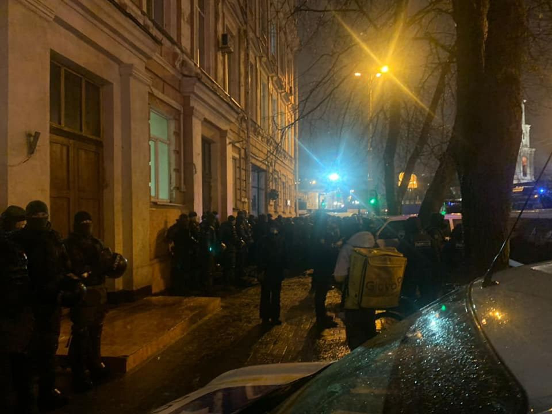 Під будівлю Печерського суду Києва зігнали автозаки, фото Олексія Гончаренка