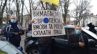 Біля Львівської ОДА проходить акція протесту профспілок (ФОТОРЕПОРТАЖ)