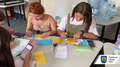 Львівські пластуни зробили листівки для підтримки молоді-політв'язнів Білорусі (ФОТО)