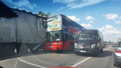 Біля Львова автобус влетів у вантажівку (ФОТО)