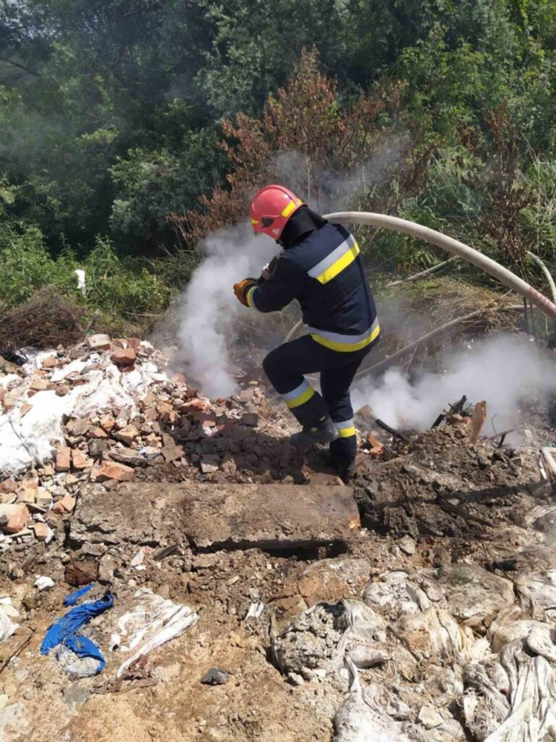 У районі вулиці Пластової виявили підпал незаконно скинутого сміття