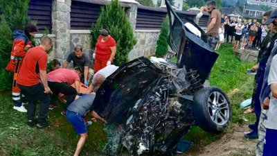 На львівському курорті кросовер злетів з дороги: двоє людей загинули на місці (ФОТО)