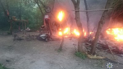 На Тернопільщині озброєні чоловіки спалили табір ромів