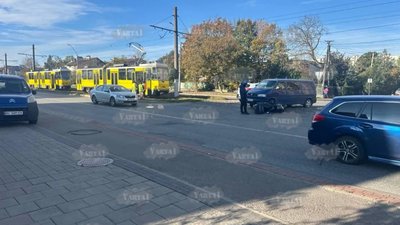 У Львові трамвай не розминувся із автомобілем
