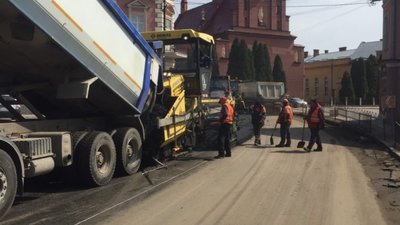 У центрі Городка ремонтують міжнародну трасу: ділянка дороги закрита для руху транспорту
