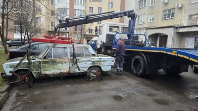 У Львові забрали два покинуті автомобілі
