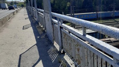Львів впроваджує "нові технології" фарбування перил (ФОТО)