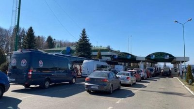 На західному кордоні оформили понад 460 транспортних засобів з гуманітарними вантажами