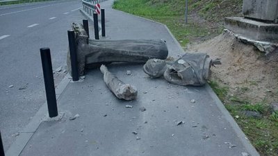 Біля Львова вандали скинули статую з постаменту
