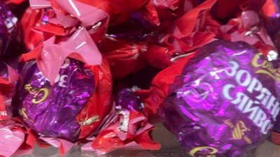 У центрі Львова продають цукерки із додатком (ФОТО)