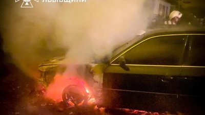 Дрогобицький район: ліквідували пожежу в автомобілі "Audi A6"