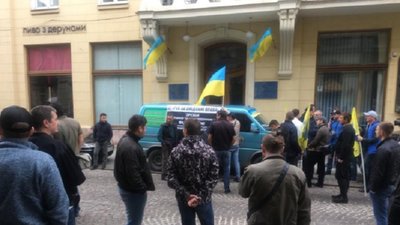 До керівництва митного поста «Львів-аеропорт» на «розбірки» приходили озброєні активісти