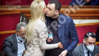 “Слуги народу” знову зухвало порушили карантинні обмеження у Раді (ФОТО)