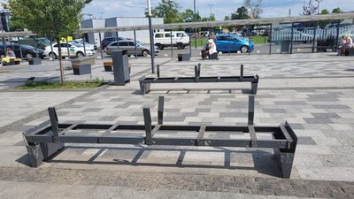 Садовий ремонтує вуличні меблі біля вокзалу у Львові