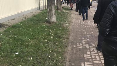 У Новояворівську люди стоять у черзі за продуктами (ФОТО)