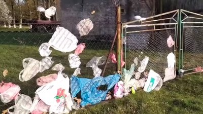 Як львівське сміття розносить вітер на Золочівщині (ВІДЕО)