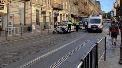 У центрі Львова через ДТП зупинився рух транспорту (ФОТО)