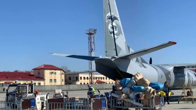Літак АН-26 перевіз 4 тонни посилок зі Львова до Риги (ФОТО)