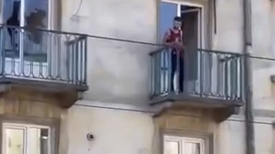 У Львові чоловік бив вікна на балконі (ВІДЕО)