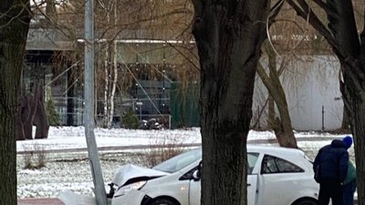 У Львові автомобіль влетів у стовп (ФОТО)