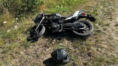 На Львівщині 23-річна мотоциклістка влетіла у ВАЗ-21043