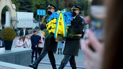 У Львові День захисника України розпочали з молитви на Личаківському кладовищі (ФОТО)