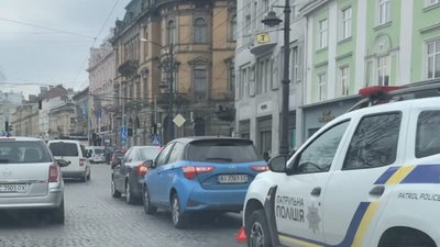 У центрі Львова не розминулись автомобілі (ВІДЕО)