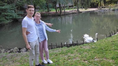 Молодята з Одеси врятували лебедя у львівському парку (ФОТО)
