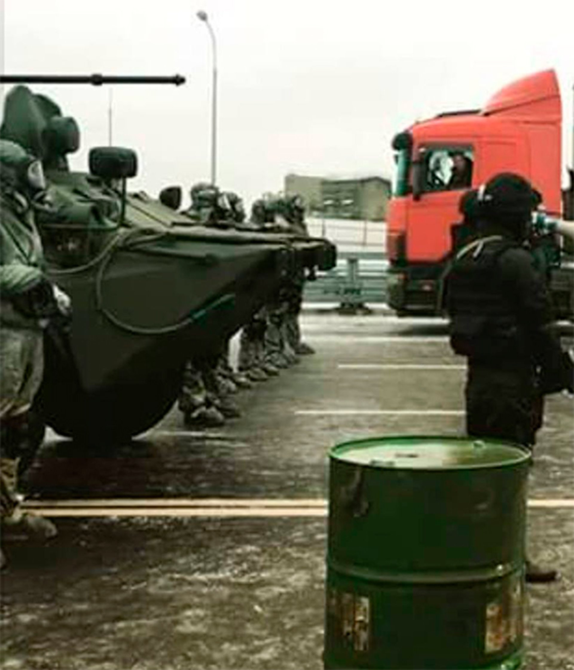 Бронетехніка і війська блокували виїзди з радіоактивної зони. Фото: kavkazcenter.com