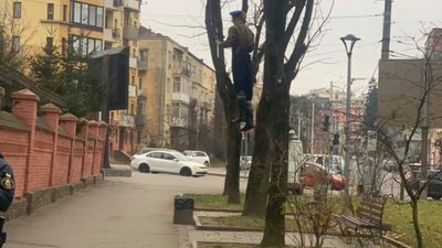 У Львові під консульством Російської Федерації повісили “москаля” (ФОТО)