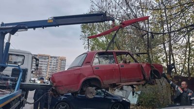 У Львові з вулиць забрали вісім занедбаних автомобілів