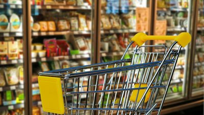 В Україні можуть заборонити продаж алкоголю та сигарет у супермаркетах