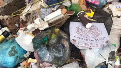 У Львові просять прибрати гори сміття (ФОТО)