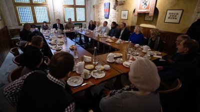 Порошенко у Львові зустрівся з родинами героїв Небесної Сотні (ФОТО)