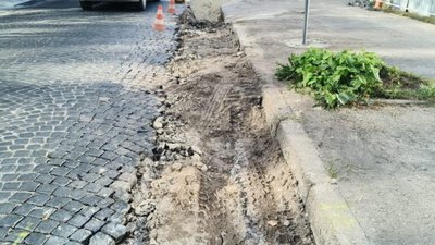 У Львові на одній з вулиць зняли бруківку (ФОТО)