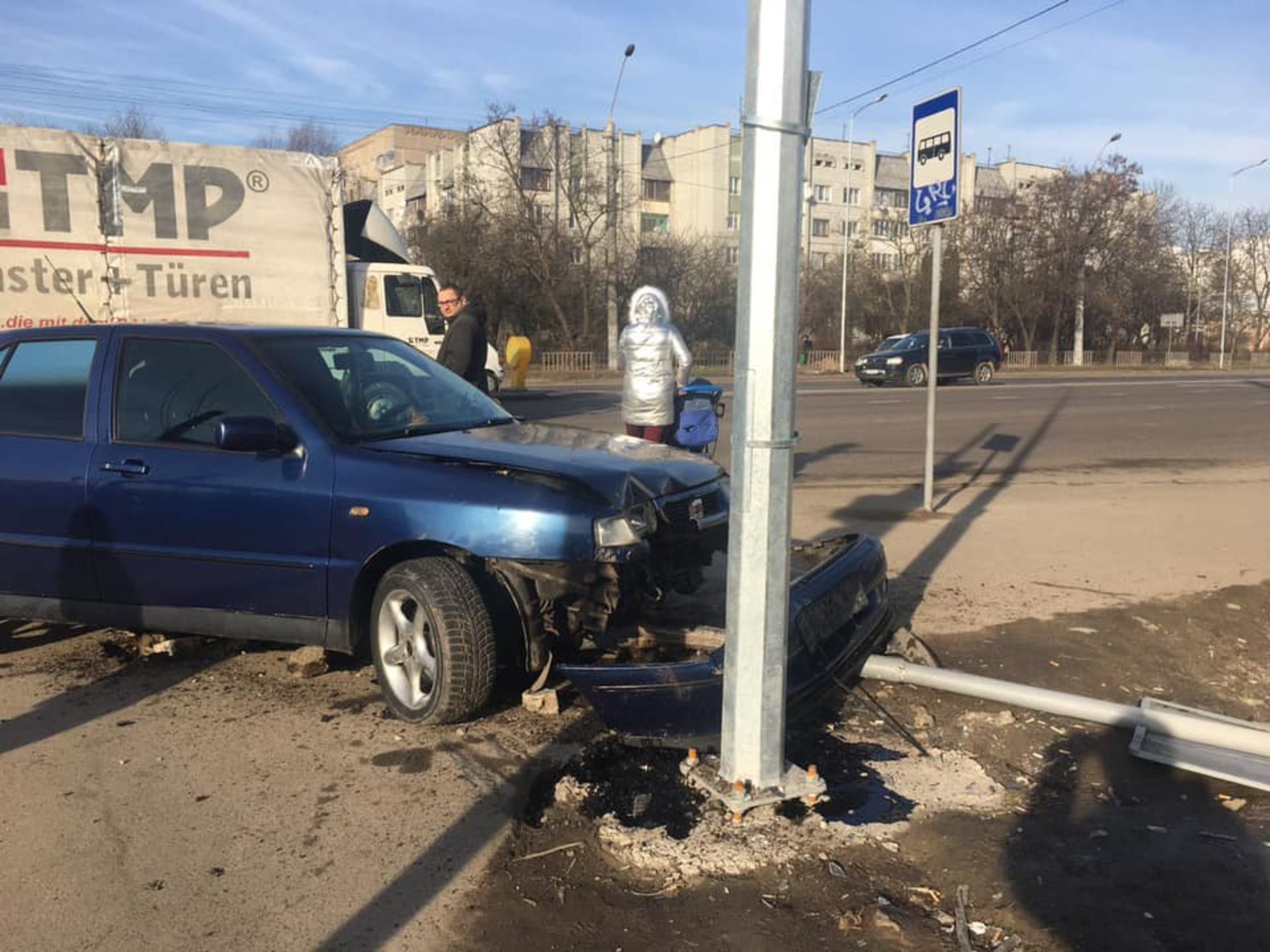 У Львові автомобіль влетів у світлофор. Фото Варта-1