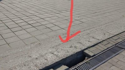 У Львові біля вокзалу утворилась яма (ФОТО)