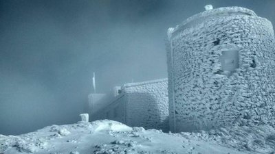 На горі Піп Іван у Карпатах вирує шторм