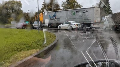 У Львові автомобіль не розминувся із вантажівкою (ФОТО)