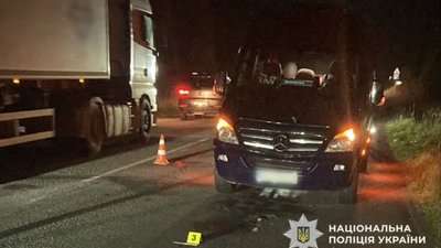 На Львівщині водій мікроавтобуса Mercedes-Benz Sprinter збив чоловіка