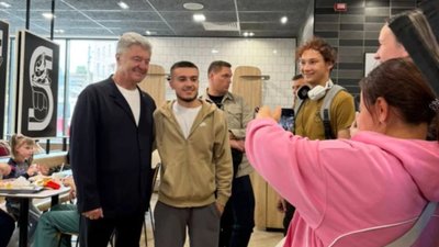 Порошенко зайшов у Макдональдс (ФОТО)