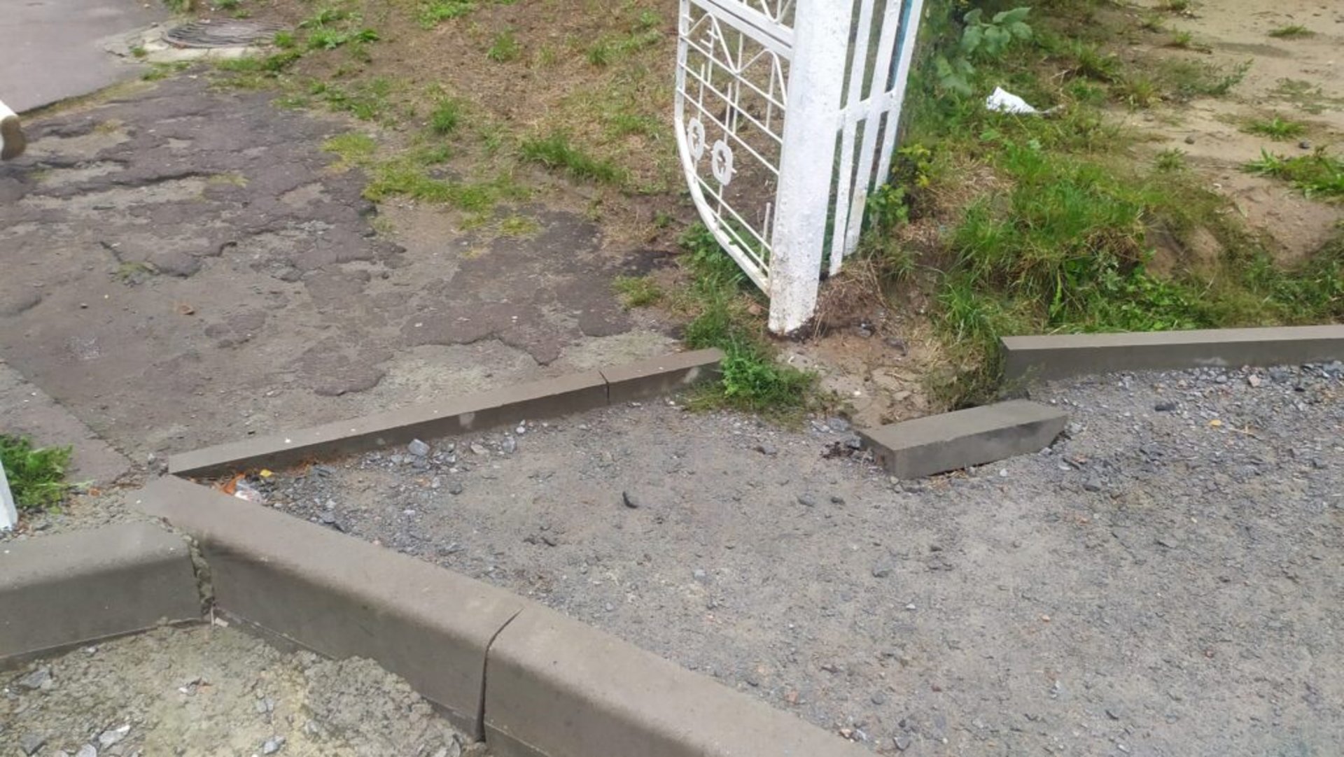 У Львові просять відремонтувати хідник до школи