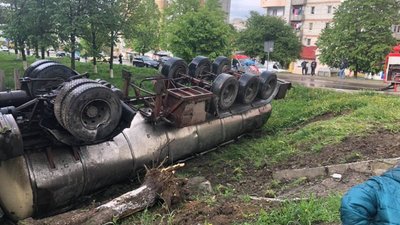У Трускавці великогабаритна вантажівка з’їхала у кювет (ФОТО)