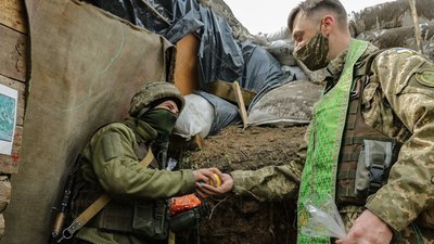 Як на Донбасі в окопах освятили паски (ФОТО)