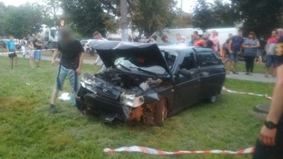 У Львові рятувальники ледь витягнули з машини потерпілого після ДТП