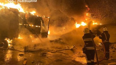 ДСНС показали наслідки падіння уламків безпілотника у Мурованому