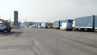На кільцевій дорозі Львова перевізники на знак протесту влаштували масштабний автопробіг (ВІДЕО)